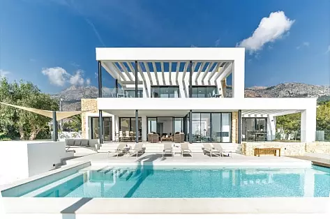 Contemporary villa with pool for rent on the Costa Brava