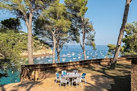 Villa with sea view and direct beach access for rent